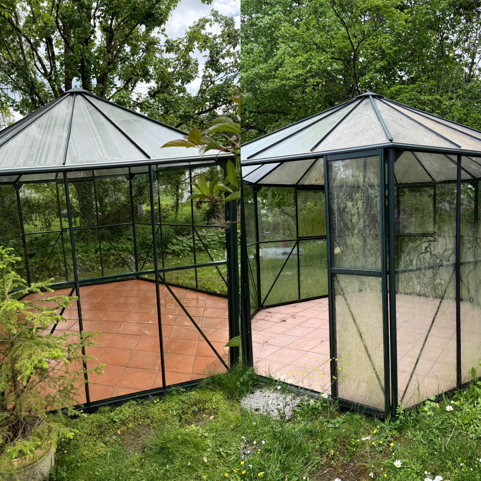 Glaspavillon im Garten, links nach der Reinigung mit klarem Glas, rechts vorher mit Algen und Grünbelag